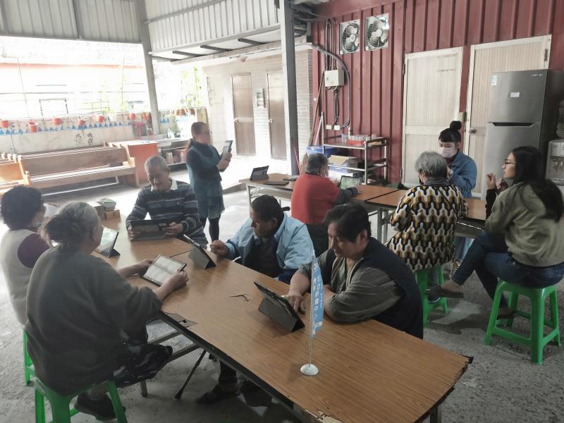 學員互相討論學習