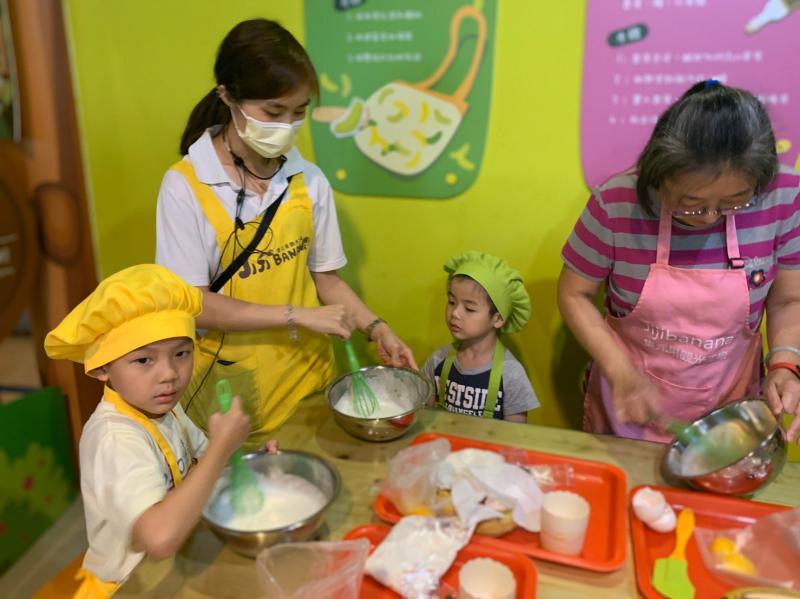 年紀雖小我也是小小烹飪師喔.