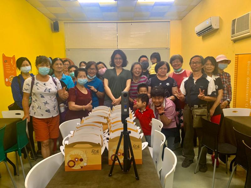 作品完成了，每個學員可以將自己的香蕉蛋糕帶回家與家人分享，拍張照留念吧