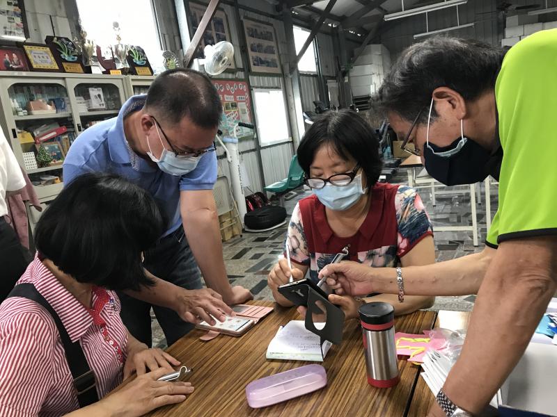 講師與學員討論貼圖製作