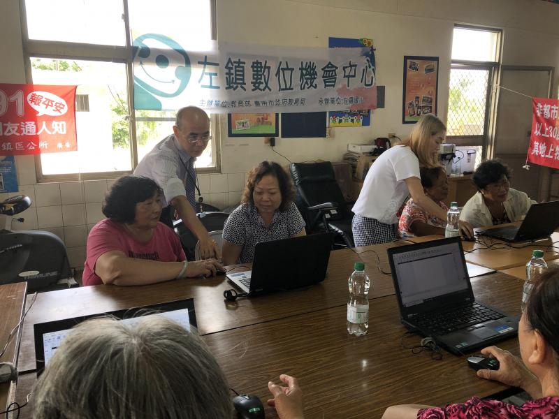 學員們上網查找圖片及使用圖片編輯軟體