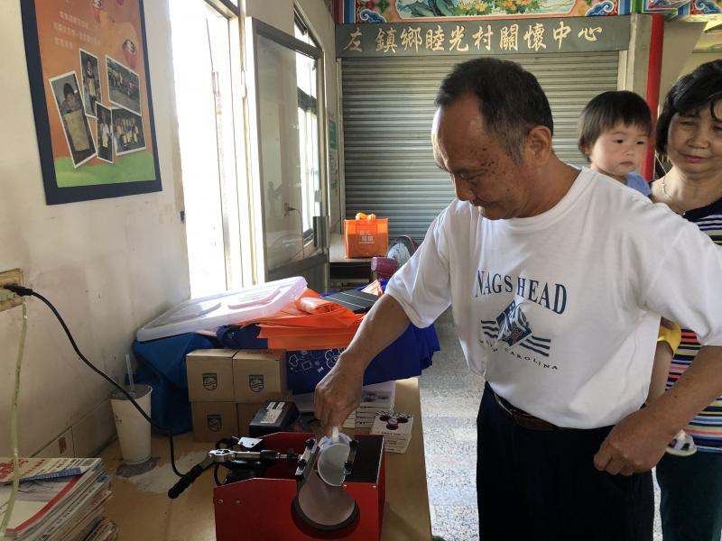 長輩們實際操作馬克杯機