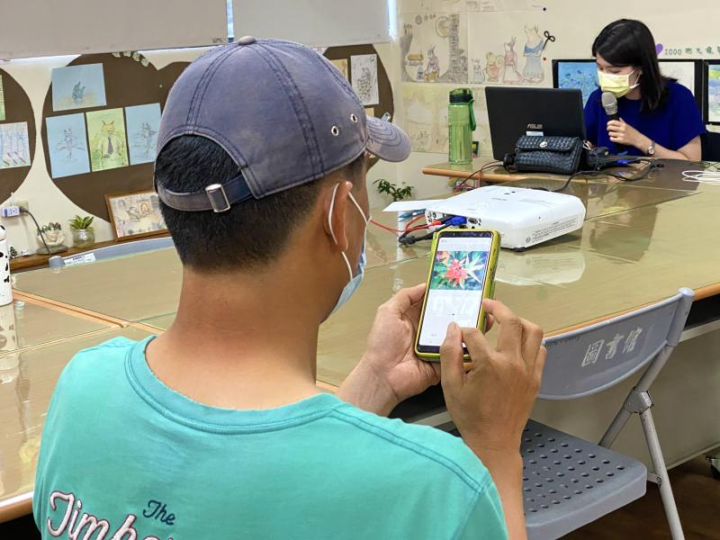 學員手拿手機，練習用IG發佈貼文