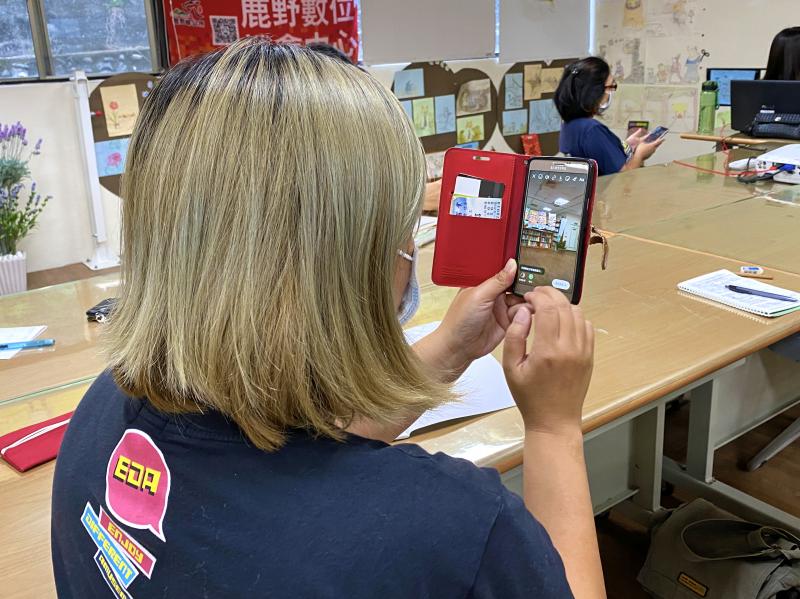 學員手拿手機，練習用IG發佈限時動態