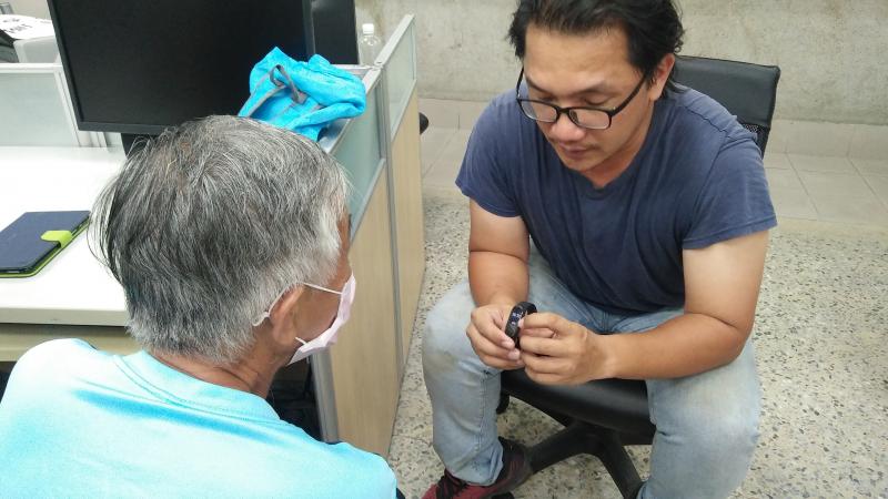 學員正在聽講師介紹健康手環的使用方式