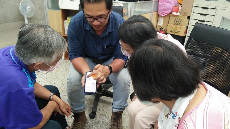 講師正在展示健康手環與APP連結後會看到什麼畫面?