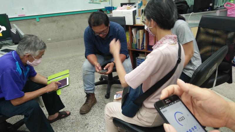 講師正在跟大家分析健康APP的資料收集畫面