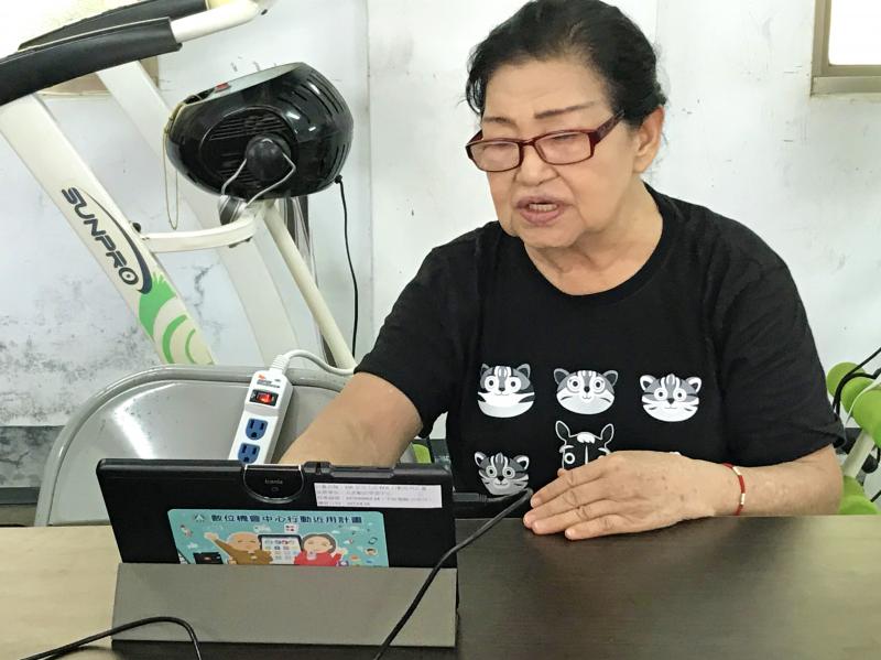 學員使用平板電腦登入學習中心