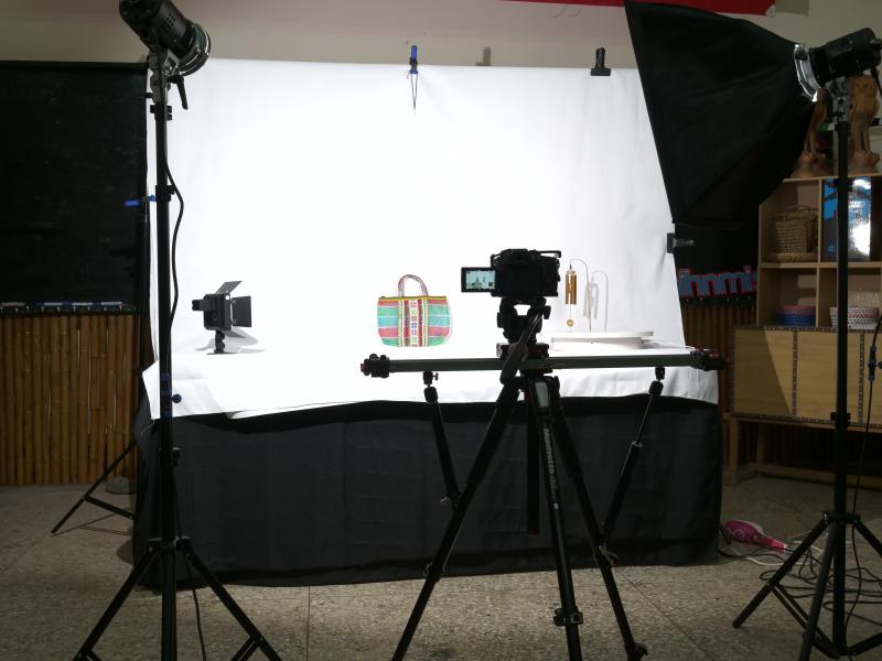 商品攝影學，指導學員認識何為商品攝影、以及如何使用燈光、背景、風格，拍攝商品攝影。