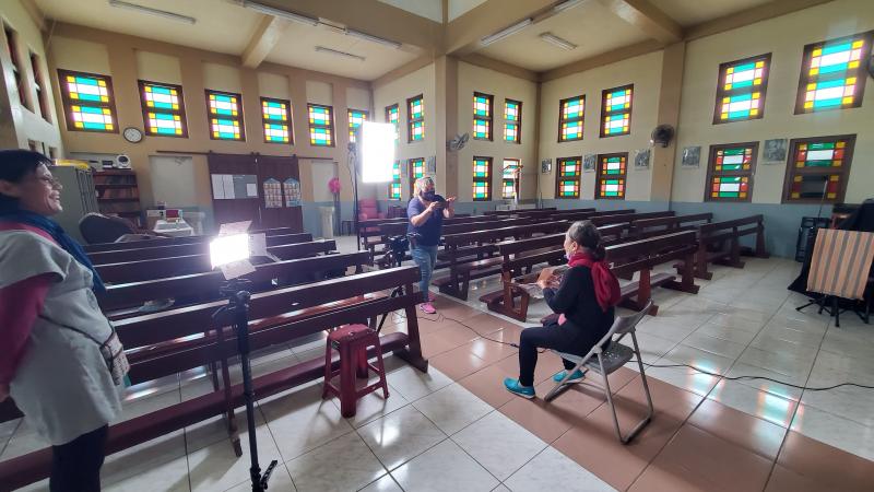 我們也教長輩們用數位科技拍攝口述歷史，希望可以保存長輩口中的故事。