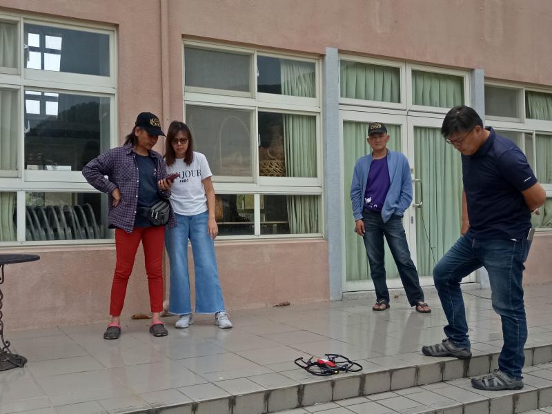 學員們認真將手機帳號趕快登入APP註冊，開始練習進入空拍頁面囉!