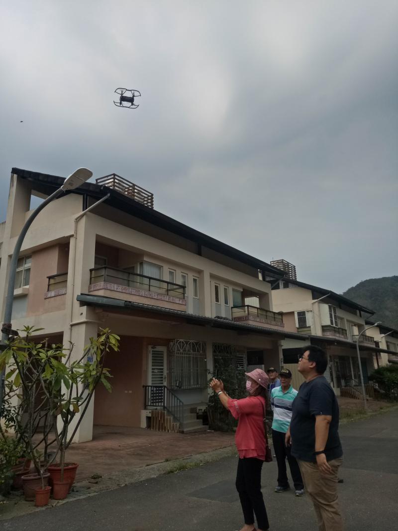 老師先將空拍機如何操作的要領清楚的敘述再請學員自己操作