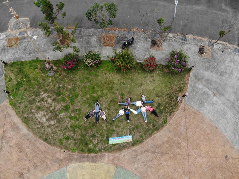 學員開始試著自己操作空拍機照相