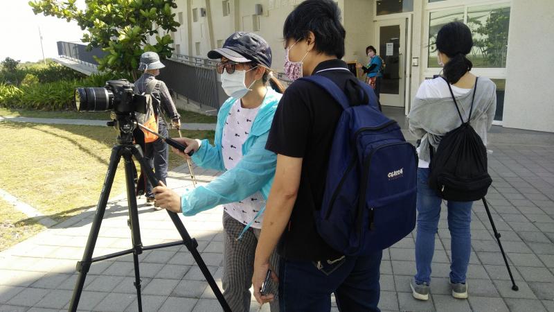 講師正在講解給學員聽，如何操作設備