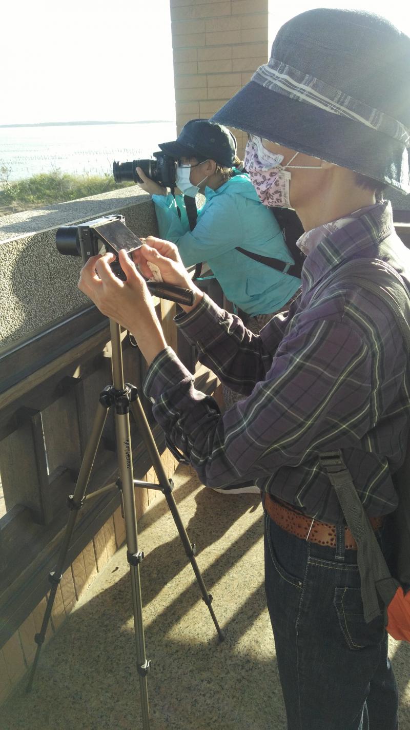 學員認真看剛剛拍攝的畫面