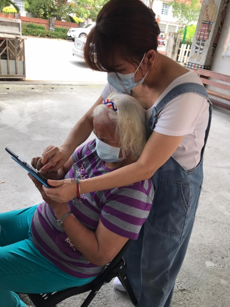 講師協助長者操作平板