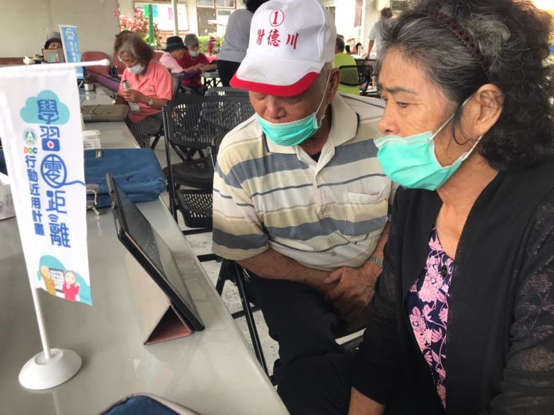 夫妻倆一起學平板,相互學習很開心