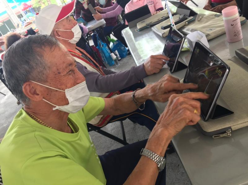 第一次玩小遊戲的長者,他笑說切水果小遊戲怎麼這麼好玩呀~