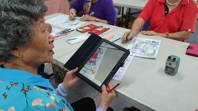 學員參與DOC課程，透過平板電腦拍照