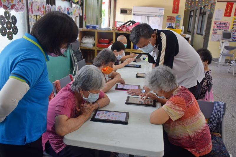 老師巡視學員操作情形。