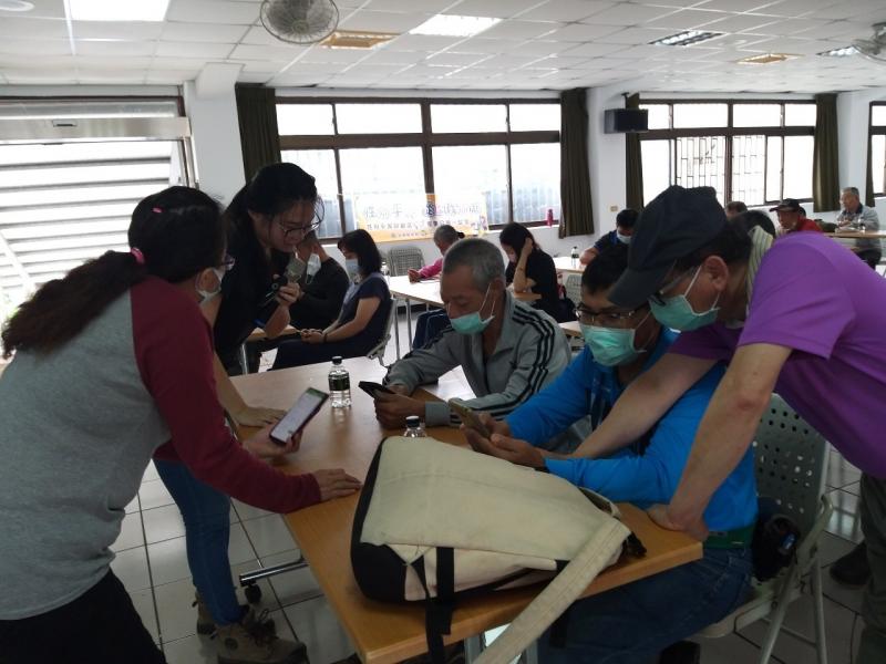 志工協助農務士APP下載及操作，練習新增工作項目設定。