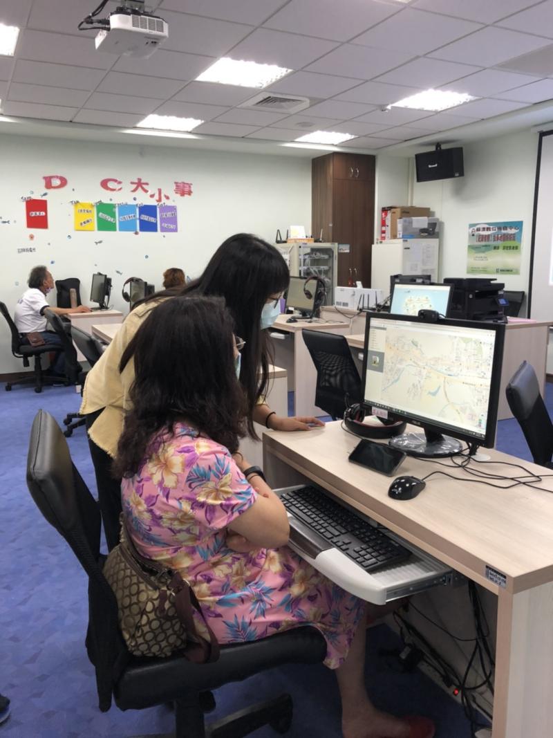 學員有問題助理會協助課程，讓每個學員的進度可以跟上。