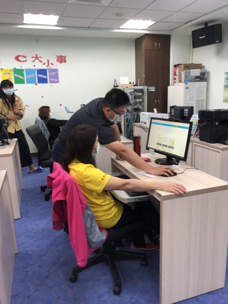 講師實際操作給學員看，讓學員更凊楚如何操作。