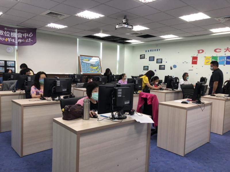 雖然學員之間不認識但若有學員不會的，還會互相幫忙，大家合作也很愉快。