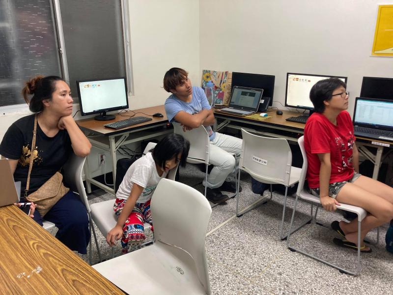 學員專注聆聽課程