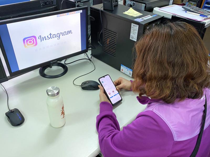 學員拿手機使用IG搜尋好友