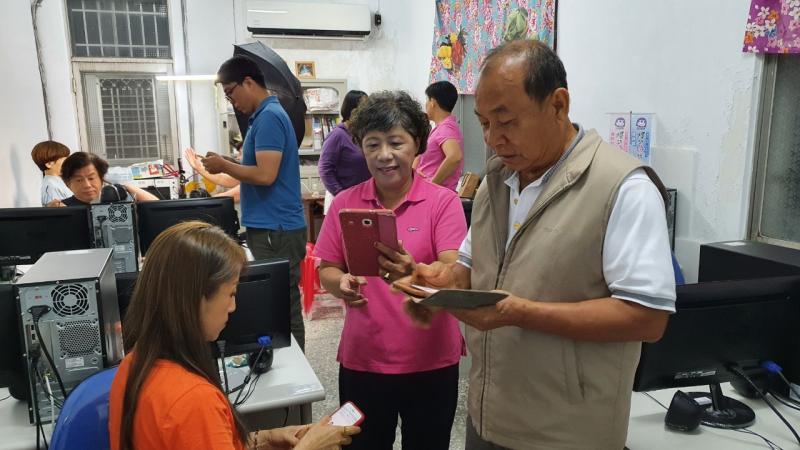 學員們製作個人數位大頭貼，提供政府機關使用。