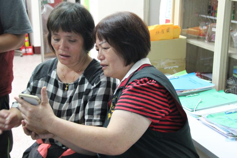 學員拿起手機，利用LINE的平台加入可以查詢消息來源正確與否的麥攔騙機器人好友，日後隨時可以查詢訊息來源的正確性。