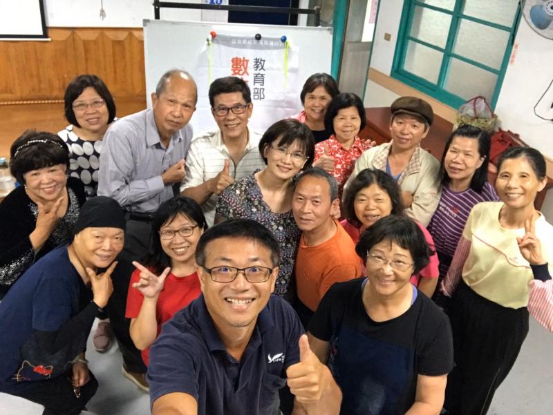 手機平板生活應用師生合影