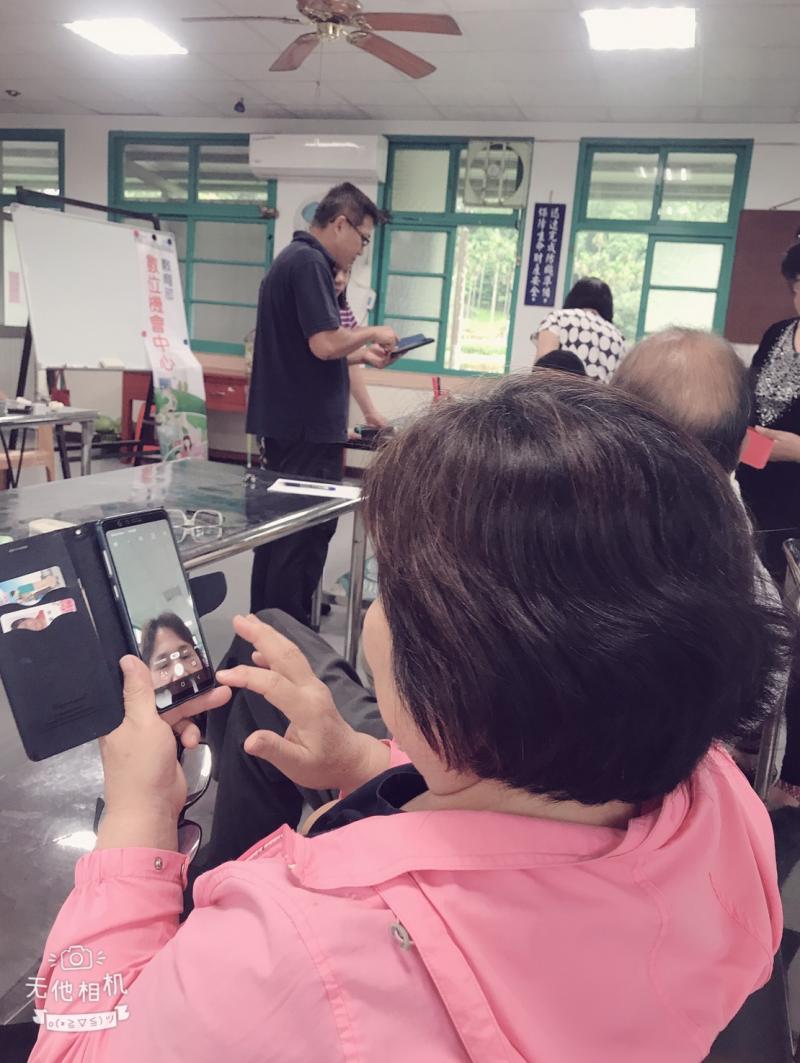 老師細心指導學員操作