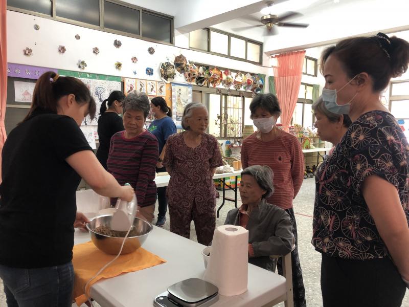 老師製作桂圓蛋糕