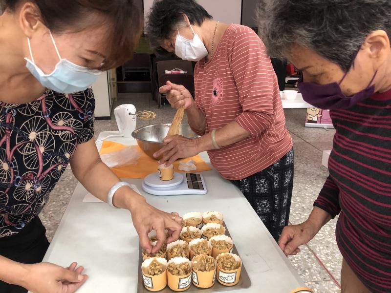 打好半成品倒入蛋糕杯裡