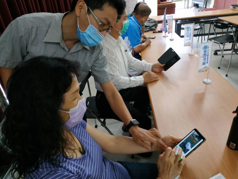 老師指導學員製作長輩圖