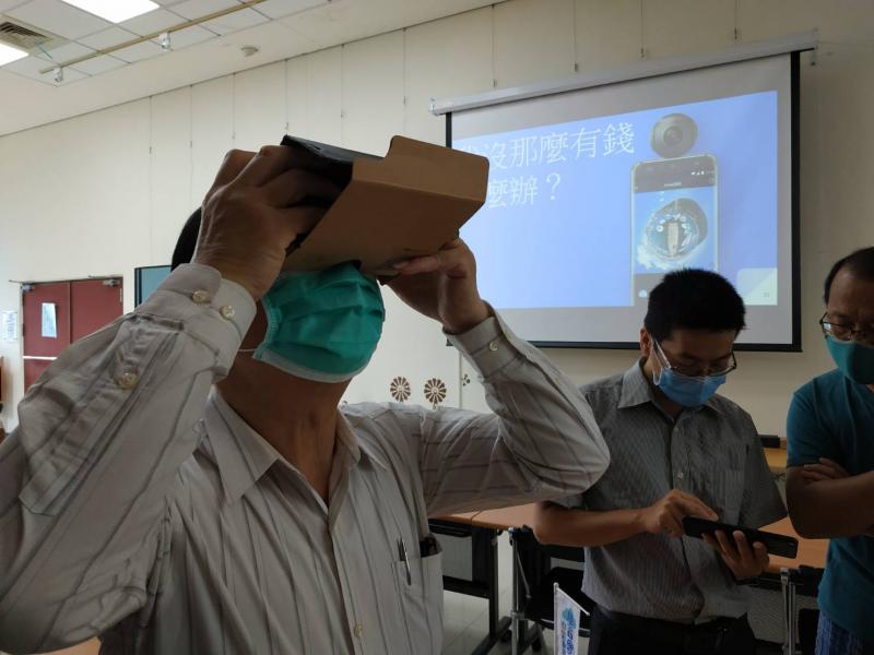 學員體驗VR眼鏡