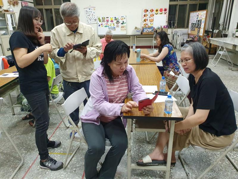 學員自行練習手機下載APP，操作上問題即刻請老師幫忙解決