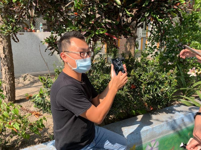 輔導團特色專案-行動DOC-微距攝影_講師示範如何操作微距鏡頭