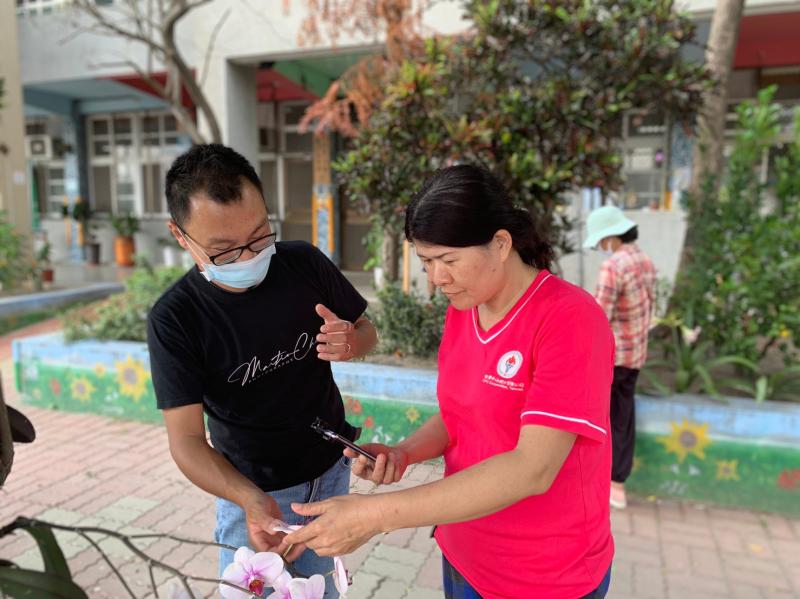 輔導團特色專案-行動DOC-微距攝影_講師指導學員如何抓取角度