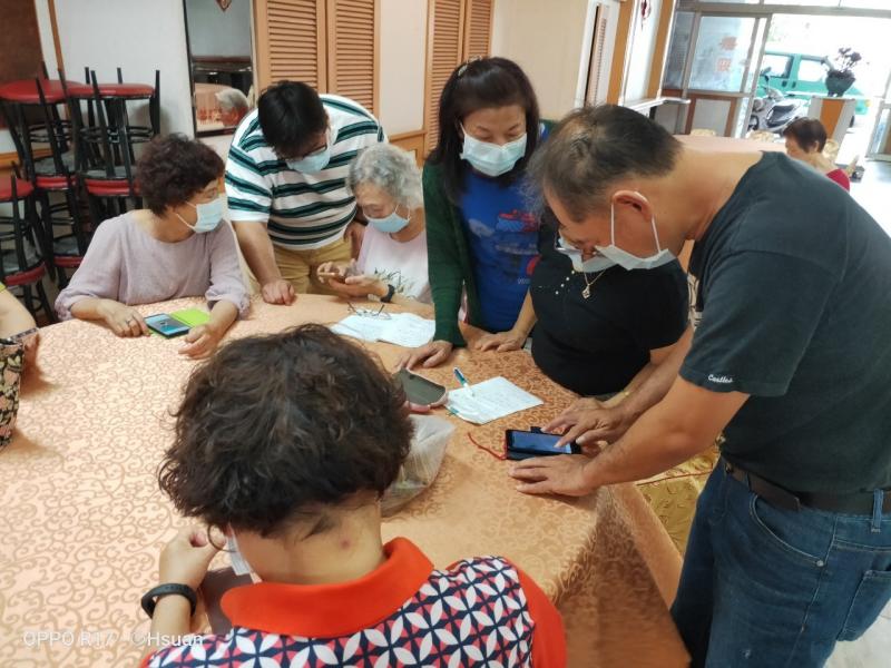 學員們因為不知平板電腦或手機裡PLAY商店APP的位置正在詢問老師