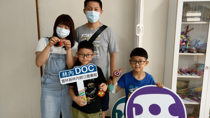 全家福  共創作品~  有發現媽媽手上的小愛心嗎?