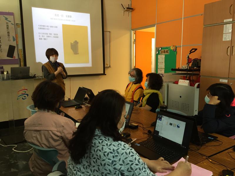 學員認真聽老師分享課程