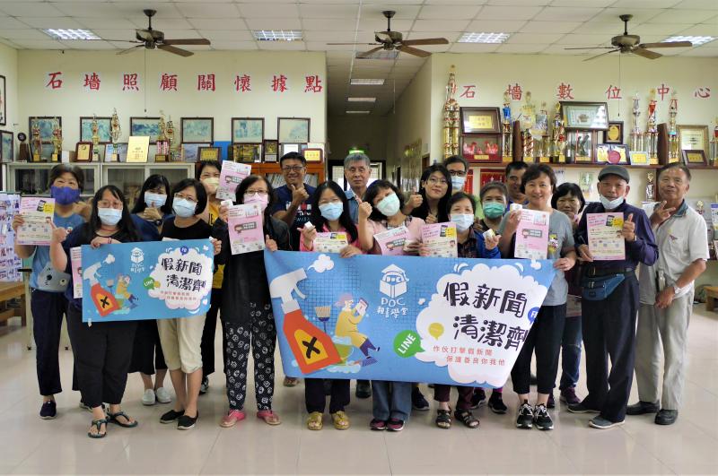 學員和講師一起舉海報大合照