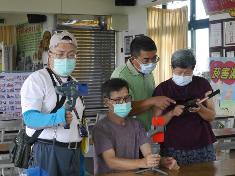 學員操作拍攝器材