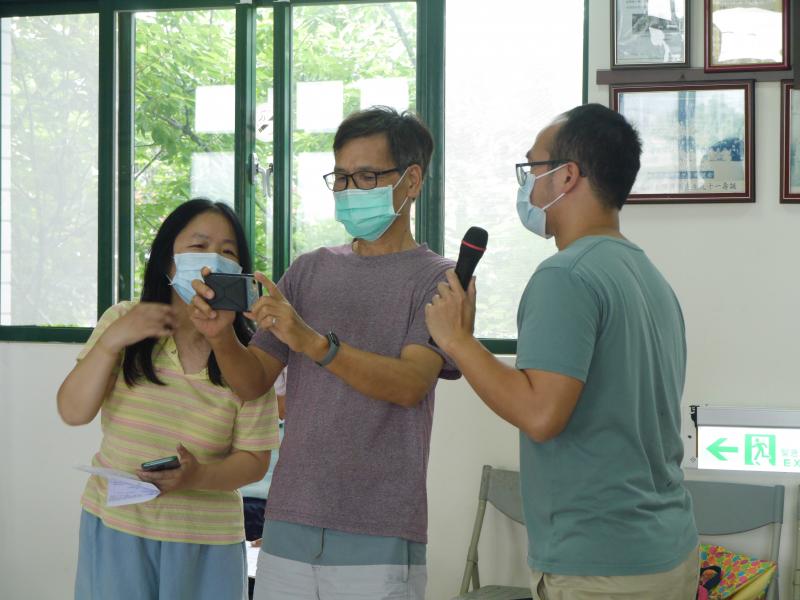 學員輪流擔任導演與演員練習鏡位和角度