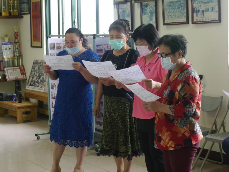 演員對照劇本練習走位和對白