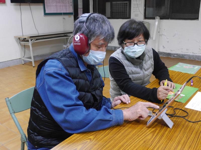 駐點人員協助學員操作平板進行聽力檢測