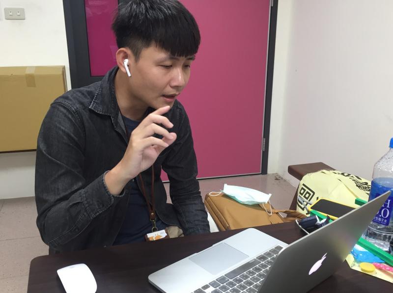 老師認真解說著網路行銷趨勢與注意事項